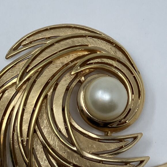 Crown Trifari Brooch Pin Swirl Gold Tone Faux Pearl Vintage Retro Classic MCM - Picture 9 of 15